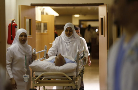 Y tá tại bệnh viện Al-Noor Specialist ở Mecca đẩy bệnh nhân đến phòng cấp cứu.